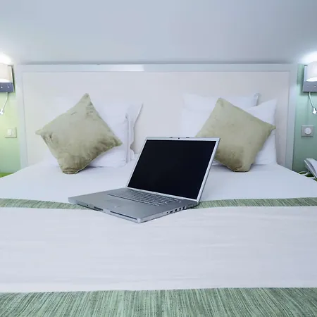Kyriad 18 - Porte De Clignancourt - Montmartre Hotel 3*