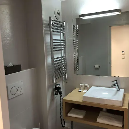 Kyriad 18 - Porte De Clignancourt - Montmartre Hotel 3*