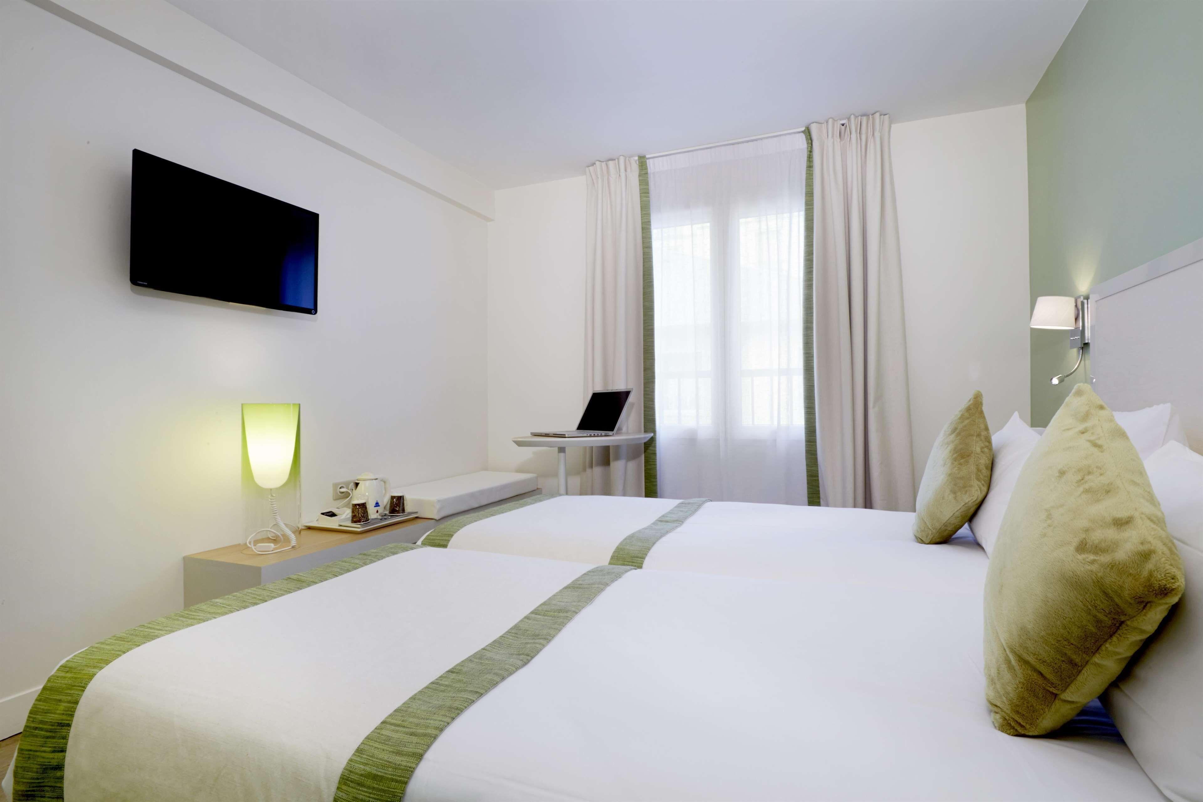 Kyriad 18 - Porte De Clignancourt - Montmartre Hotel 3*