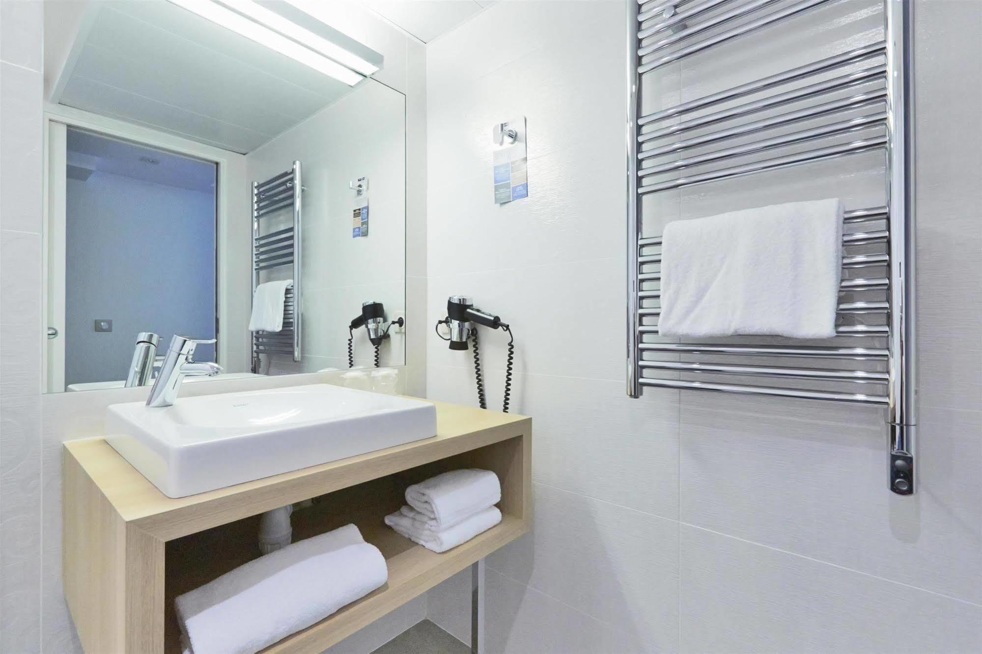 Hotel Kyriad 18 - Porte De Clignancourt - Montmartre Parigi